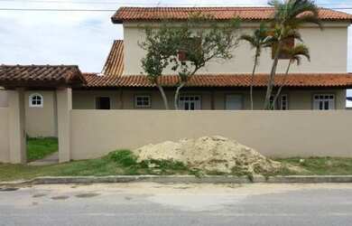 Imagem: A casa possui 3 Dormitórios, 2 Banheiros, 4 Vagas na garagem