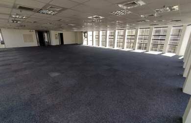 Imagem: O depósito possui 4 Vagas na garagem e 216m² de Área e está