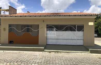 Imagem: A casa possui 2 Dormitórios, 1 Banheiro, 2 Vagas na garagem