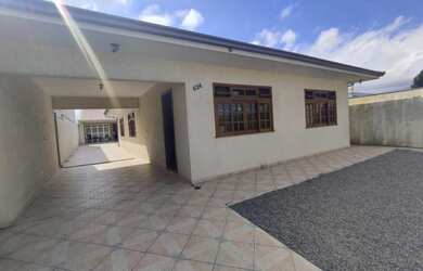 Imagem: A casa possui 4 Dormitórios, 2 Banheiros, 5 Vagas na garagem