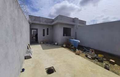 Imagem: A casa possui 2 Dormitórios, 2 Banheiros, 2 Vagas na garagem