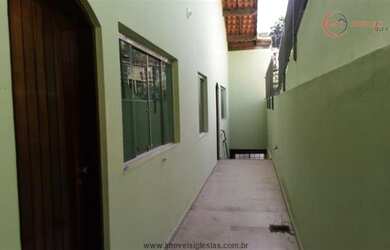 Imagem: A casa possui 3 Dormitórios, 2 Banheiros e 120m² de Área