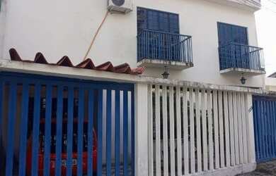 Imagem: A casa possui 4 Dormitórios, 5 Banheiros, 2 Vagas na garagem