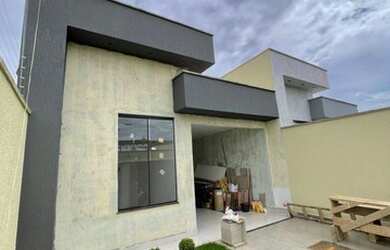 Imagem: A casa possui 3 Dormitórios, 2 Banheiros, 2 Vagas na garagem