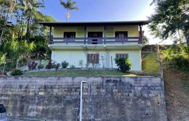 Imagem: A casa possui 4 Dormitórios, 3 Banheiros, 2 Vagas na garagem
