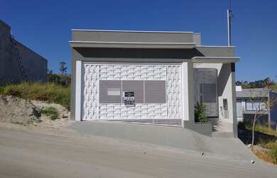 Imagem: A casa possui 3 Dormitórios, 2 Banheiros, 2 Vagas na garagem