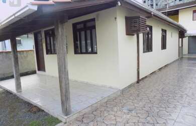 Imagem: A casa possui 3 Dormitórios, 2 Banheiros, 4 Vagas na garagem