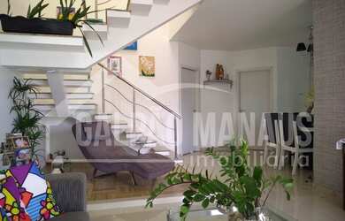 Imagem: A casa possui 4 Dormitórios, 5 Banheiros, 4 Vagas na garagem