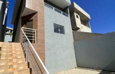 Imagem: A casa possui 3 Dormitórios, 2 Banheiros, 2 Vagas na garagem