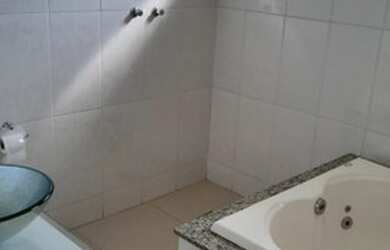 Imagem: A casa possui 4 Dormitórios, 4 Banheiros e 3 Vagas na garagem