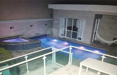 Imagem: A casa possui 3 Dormitórios, 5 Banheiros, 4 Vagas na garagem