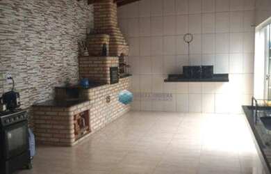 Imagem: A casa possui 3 Dormitórios, 2 Banheiros, 2 Vagas na garagem