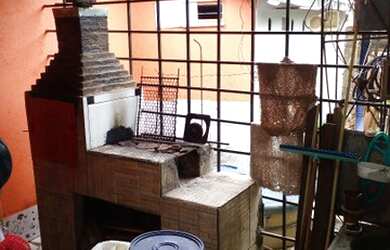 Imagem: A casa possui 2 Dormitórios, 1 Banheiro, 2 Vagas na garagem