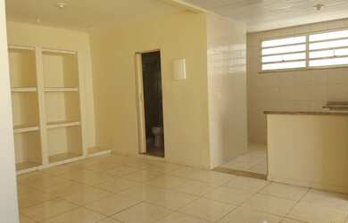 Imagem: A casa possui 1 Dormitório, 1 Banheiro, 1 Vaga na garagem