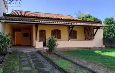 Imagem: A casa possui 3 Dormitórios, 3 Banheiros, 2 Vagas na garagem