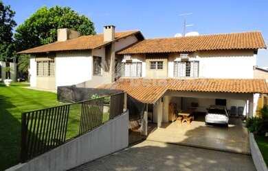 Imagem: A casa possui 4 Dormitórios, 3 Banheiros, 4 Vagas na garagem