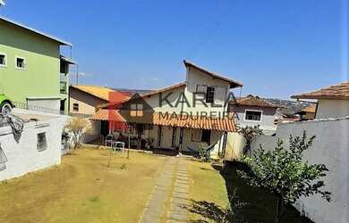 Imagem: A casa possui 4 Dormitórios, 1 Banheiro, 2 Vagas na garagem