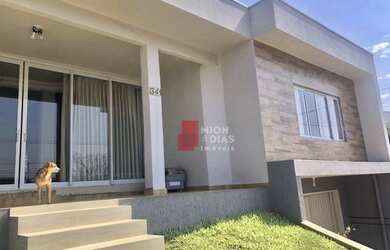 Imagem: A casa possui 3 Dormitórios, 2 Banheiros, 4 Vagas na garagem