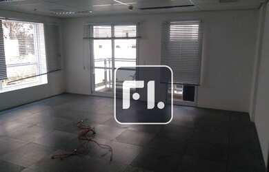 Imagem: O depósito para alugar possui 3 Vagas na garagem e 105m² de