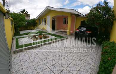 Imagem: A casa possui 3 Dormitórios, 1 Banheiro, 3 Vagas na garagem