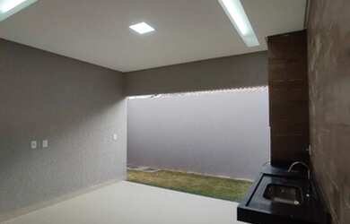 Imagem: A casa possui 3 Dormitórios, 2 Banheiros, 2 Vagas na garagem