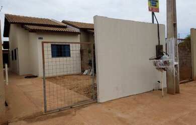 Imagem: A casa possui 2 Dormitórios, 1 Banheiro, 2 Vagas na garagem