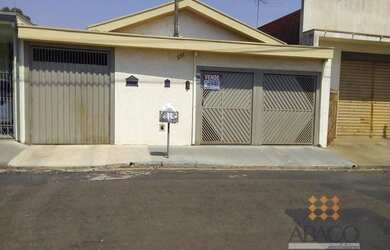 Imagem: A casa possui 4 Dormitórios, 3 Banheiros, 3 Vagas na garagem