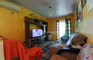 Imagem: A casa possui 3 Dormitórios, 1 Banheiro, 3 Vagas na garagem