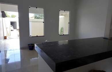 Imagem: A casa possui 2 Dormitórios, 2 Banheiros, 2 Vagas na garagem