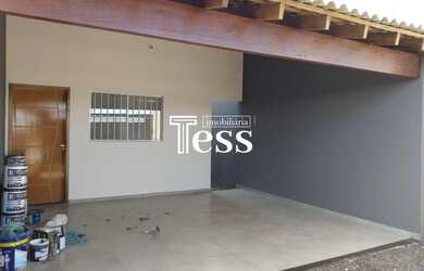 Imagem: A casa possui 3 Dormitórios, 2 Banheiros, 2 Vagas na garagem