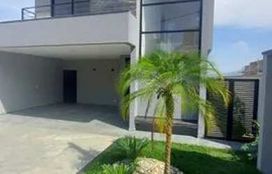 Imagem: A casa possui 3 Dormitórios, 2 Banheiros, 4 Vagas na garagem