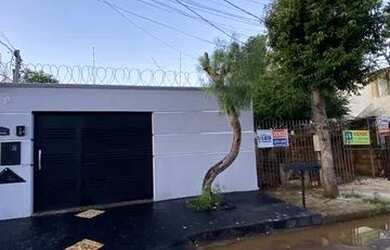 Imagem: A casa possui 3 Dormitórios, 2 Banheiros, 2 Vagas na garagem