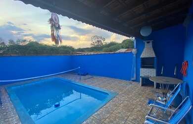 Imagem: A casa possui 2 Dormitórios, 2 Banheiros, 2 Vagas na garagem