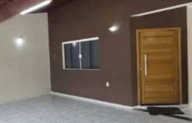 Imagem: A casa possui 2 Dormitórios, 1 Banheiro, 2 Vagas na garagem