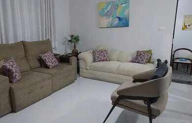 Imagem: A casa possui 3 Dormitórios, 2 Banheiros, 4 Vagas na garagem