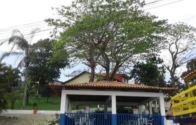 Imagem: A casa em condomínio possui 4 Dormitórios, 2 Banheiros, 5