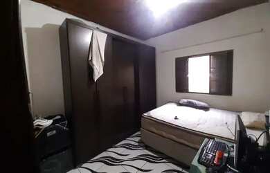 Imagem: A casa possui 2 Dormitórios, 1 Banheiro, 2 Vagas na garagem