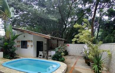 Imagem: A casa possui 3 Dormitórios, 3 Banheiros, 2 Vagas na garagem