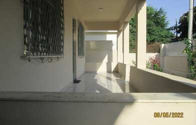 Imagem: A casa possui 3 Dormitórios, 2 Banheiros, 2 Vagas na garagem