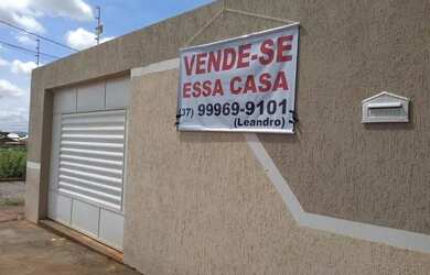 Imagem: A casa possui 2 Dormitórios, 1 Banheiro, 2 Vagas na garagem