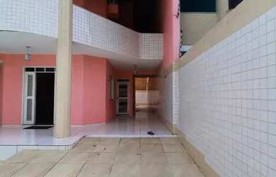 Imagem: A casa possui 5 Dormitórios, 5 Banheiros, 4 Vagas na garagem