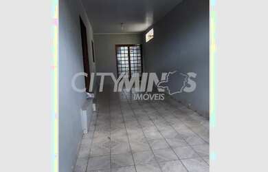 Imagem: A casa possui 3 Dormitórios, 2 Banheiros, 3 Vagas na garagem