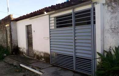 Imagem: A casa possui 3 Dormitórios, 1 Banheiro e 1 Vaga na garagem