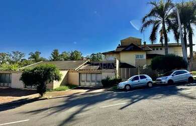 Imagem: A casa possui 5 Dormitórios, 5 Banheiros, 5 Vagas na garagem