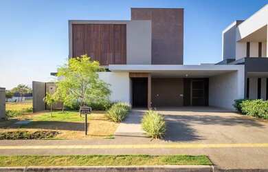 Imagem: A casa em condomínio possui 4 Dormitórios, 5 Banheiros, 2
