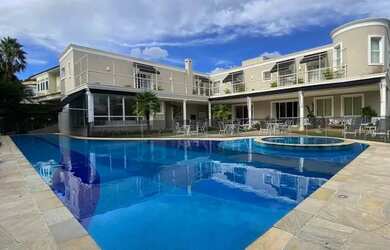 Imagem: A casa em condomínio possui 5 Dormitórios, 5 Banheiros, 964m²