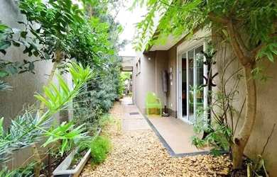 Imagem: A casa em condomínio para alugar possui 4 Dormitórios, 5 Banheiros