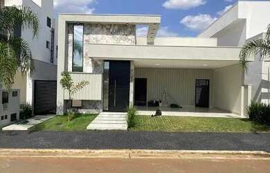 Imagem: A casa possui 3 Dormitórios, 1 Banheiro, 2 Vagas na garagem