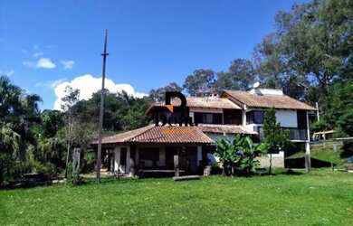 Imagem: A casa possui 3 Dormitórios, 4 Banheiros, 3 Vagas na garagem