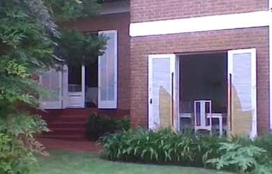 Imagem: A casa possui 4 Dormitórios, 4 Banheiros, 3 Vagas na garagem